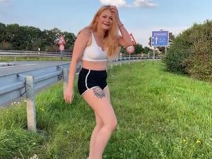 JosiSummer Porno Video: Public neben der Autobahn gepi**t